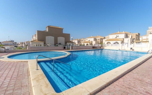 3 chambre Villa/Maison Mitoyenne à vendre à Torrevieja avec piscine - 229 000 € (Ref: 9525293)