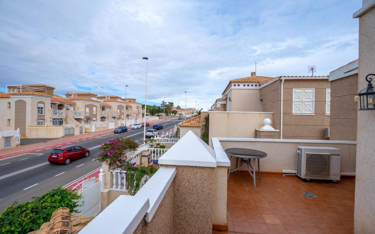 3 chambre Villa/Maison Mitoyenne à vendre à Torrevieja avec piscine - 229 000 € (Ref: 9525293)