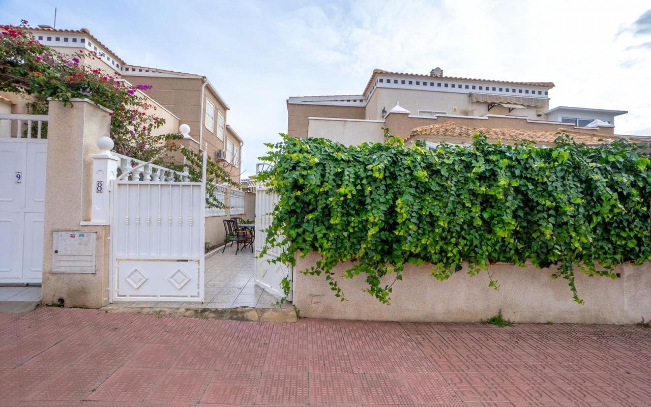 3 chambre Villa/Maison Mitoyenne à vendre à Torrevieja avec piscine - 229 000 € (Ref: 9525293)