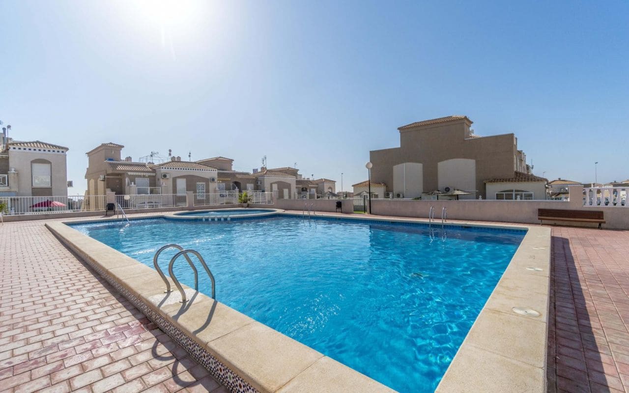 3 chambre Villa/Maison Mitoyenne à vendre à Torrevieja avec piscine - 229 000 € (Ref: 9525293)