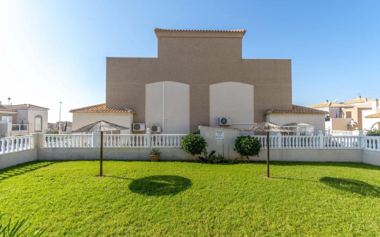 3 chambre Villa/Maison Mitoyenne à vendre à Torrevieja avec piscine - 229 000 € (Ref: 9525293)