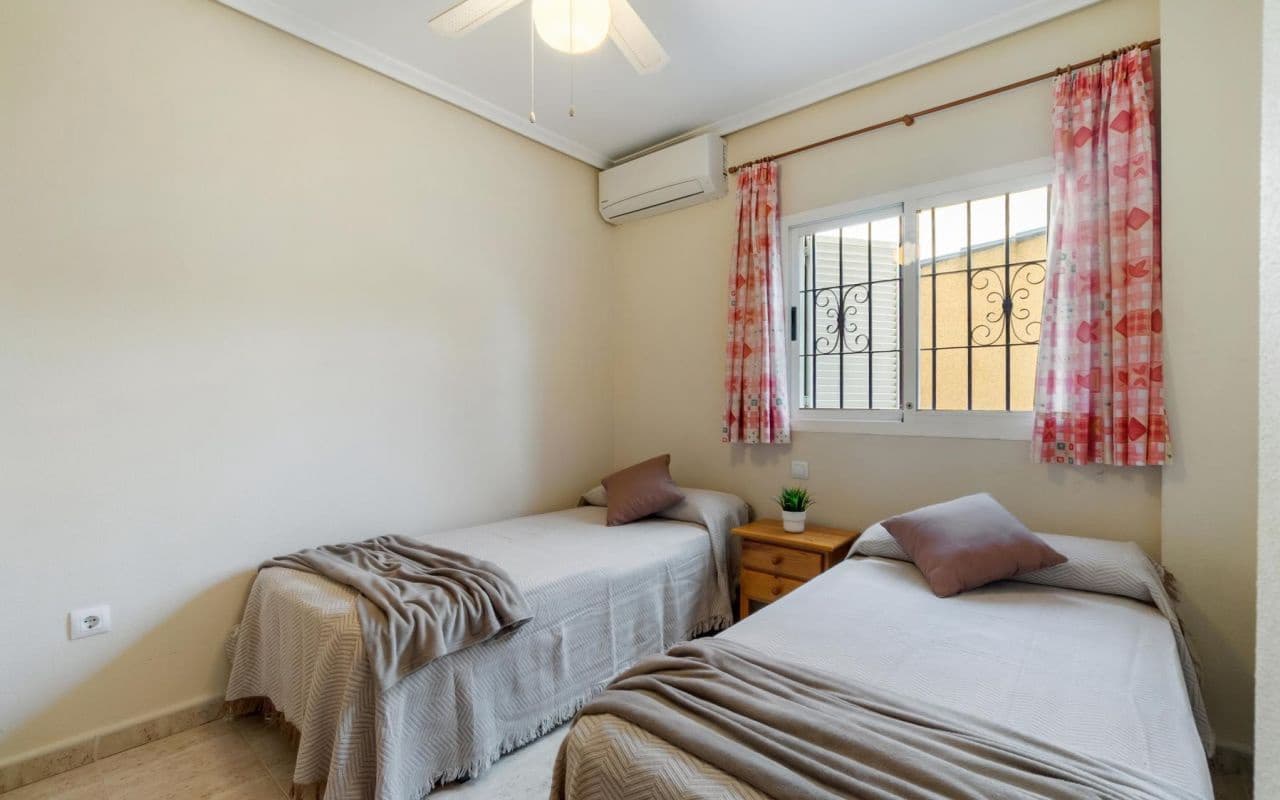 3 soverom Hus til salgs i Playa Flamenca med svømmebasseng - € 239 000 (Ref: 9525667)