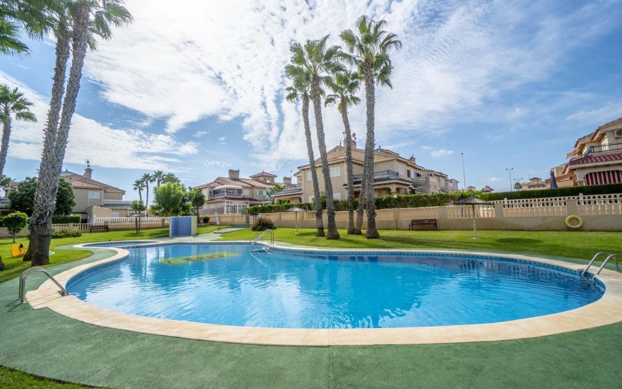 3 soverom Hus til salgs i Playa Flamenca med svømmebasseng - € 239 000 (Ref: 9525667)
