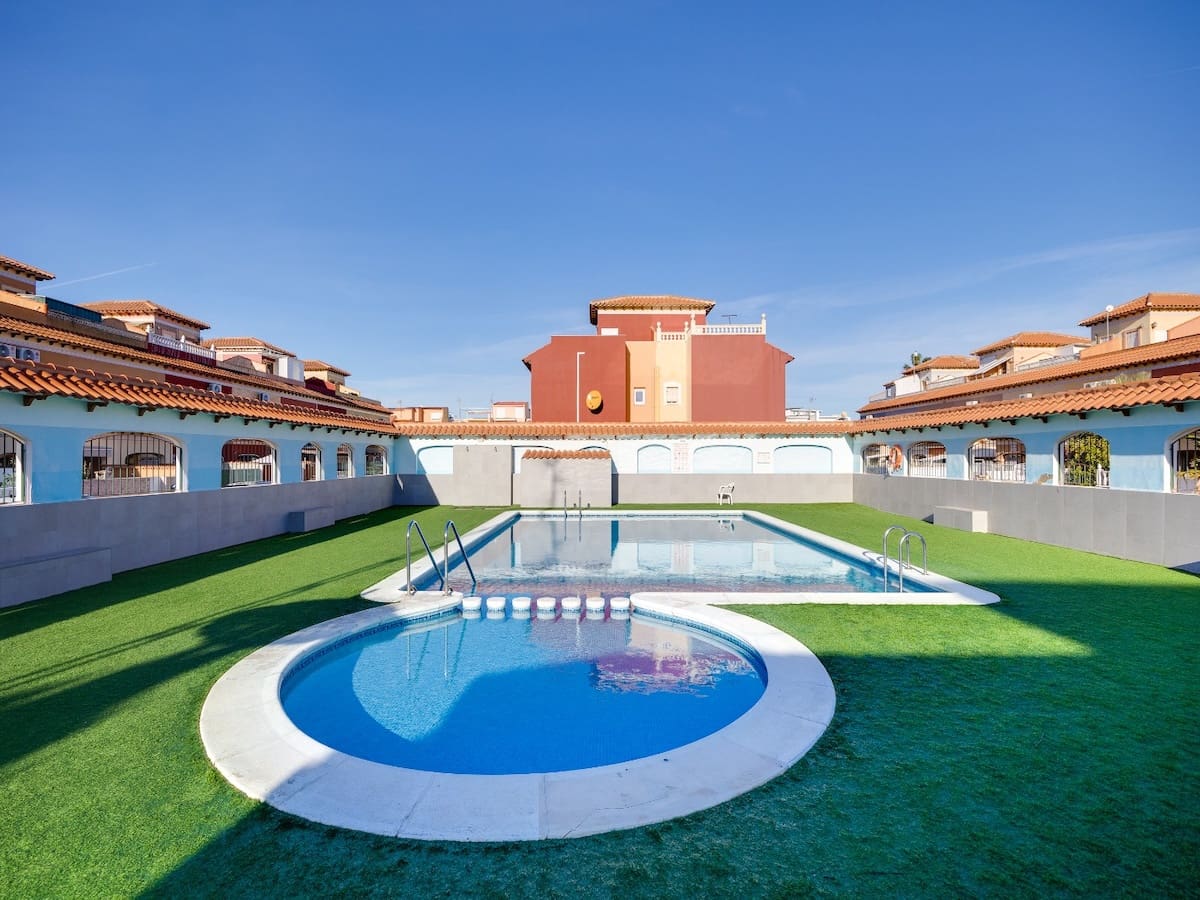 Casa de 2 habitaciones en Torrevieja en venta con piscina - 160.000 € (Ref: 9531995)
