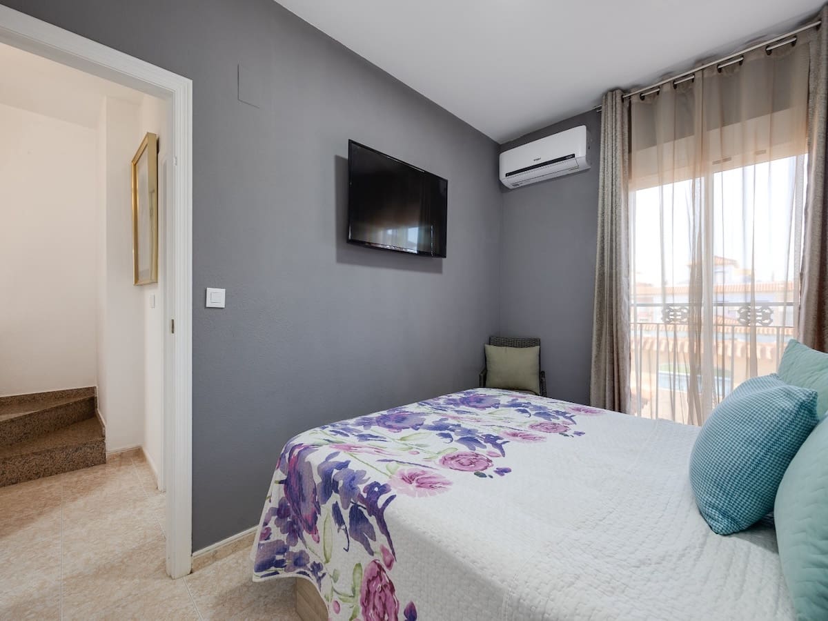 Casa de 2 habitaciones en Torrevieja en venta con piscina - 160.000 € (Ref: 9531995)