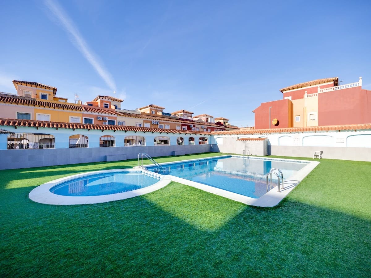 Casa de 2 habitaciones en Torrevieja en venta con piscina - 160.000 € (Ref: 9531995)