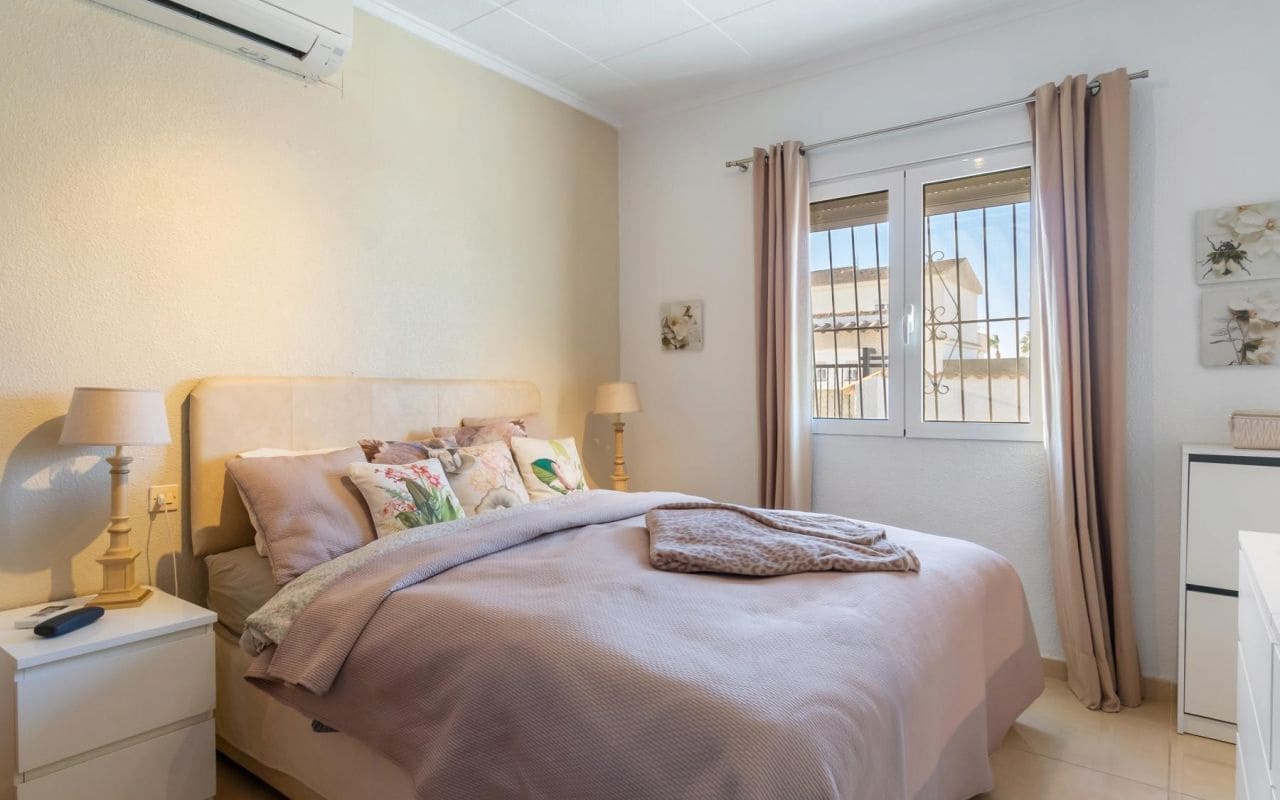 3 soveværelse Semi-Rækkehus til salg i Torrevieja med swimmingpool garage - € 359.000 (Ref: 9539625)