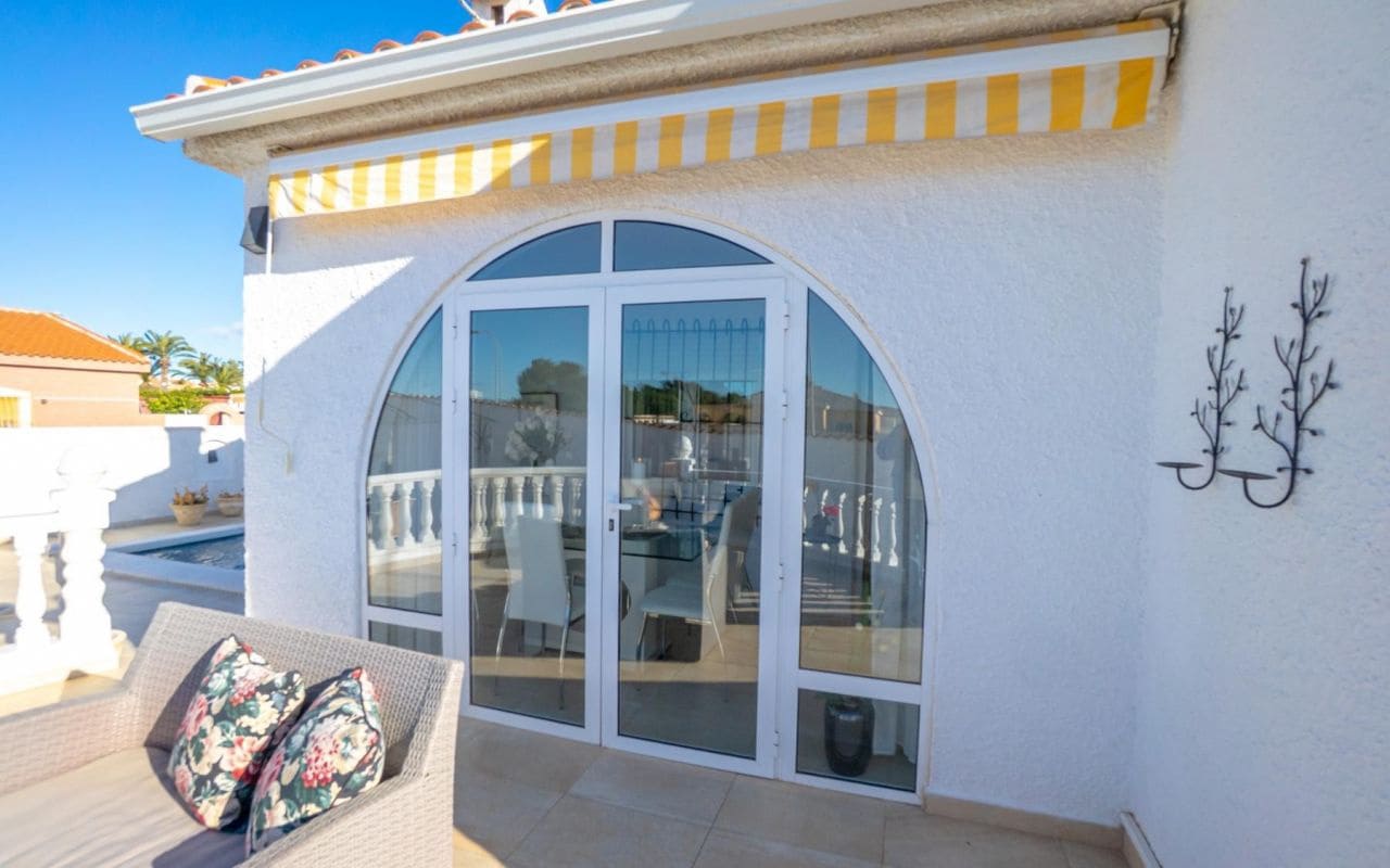 3 soveværelse Semi-Rækkehus til salg i Torrevieja med swimmingpool garage - € 359.000 (Ref: 9539625)