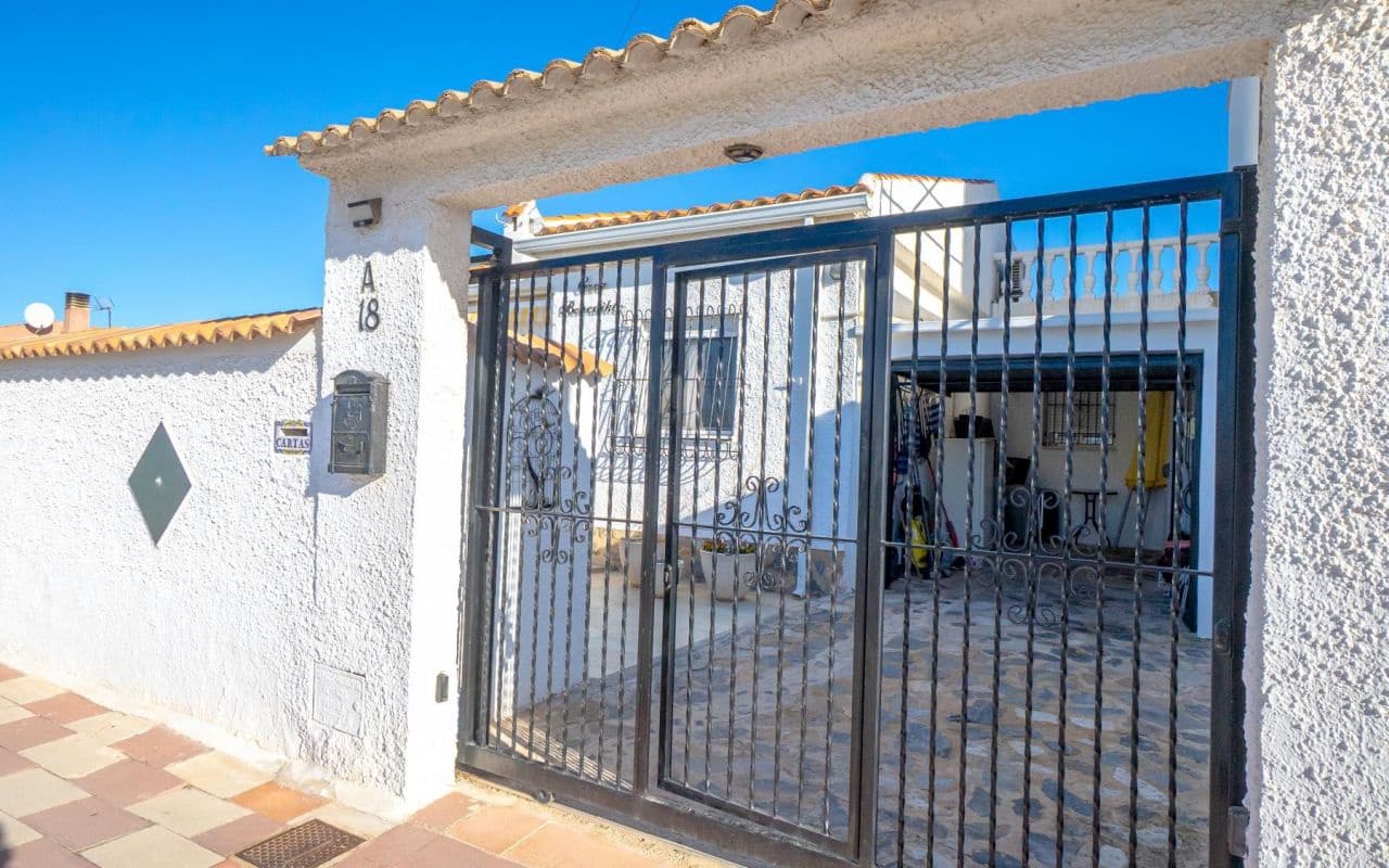 3 soveværelse Semi-Rækkehus til salg i Torrevieja med swimmingpool garage - € 359.000 (Ref: 9539625)