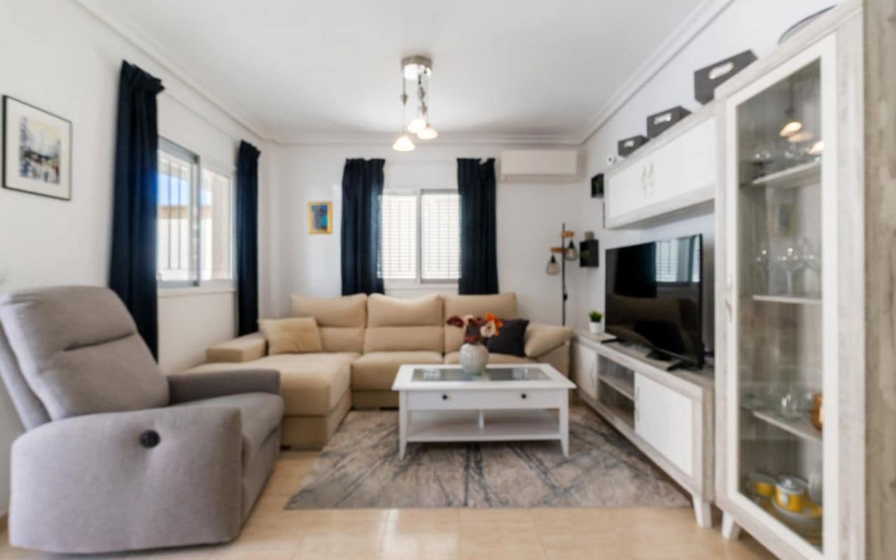 3 makuuhuone Omakotitalo myytävänä paikassa Playa Flamenca mukana uima-altaan - 349 000 € (Ref: 9542045)