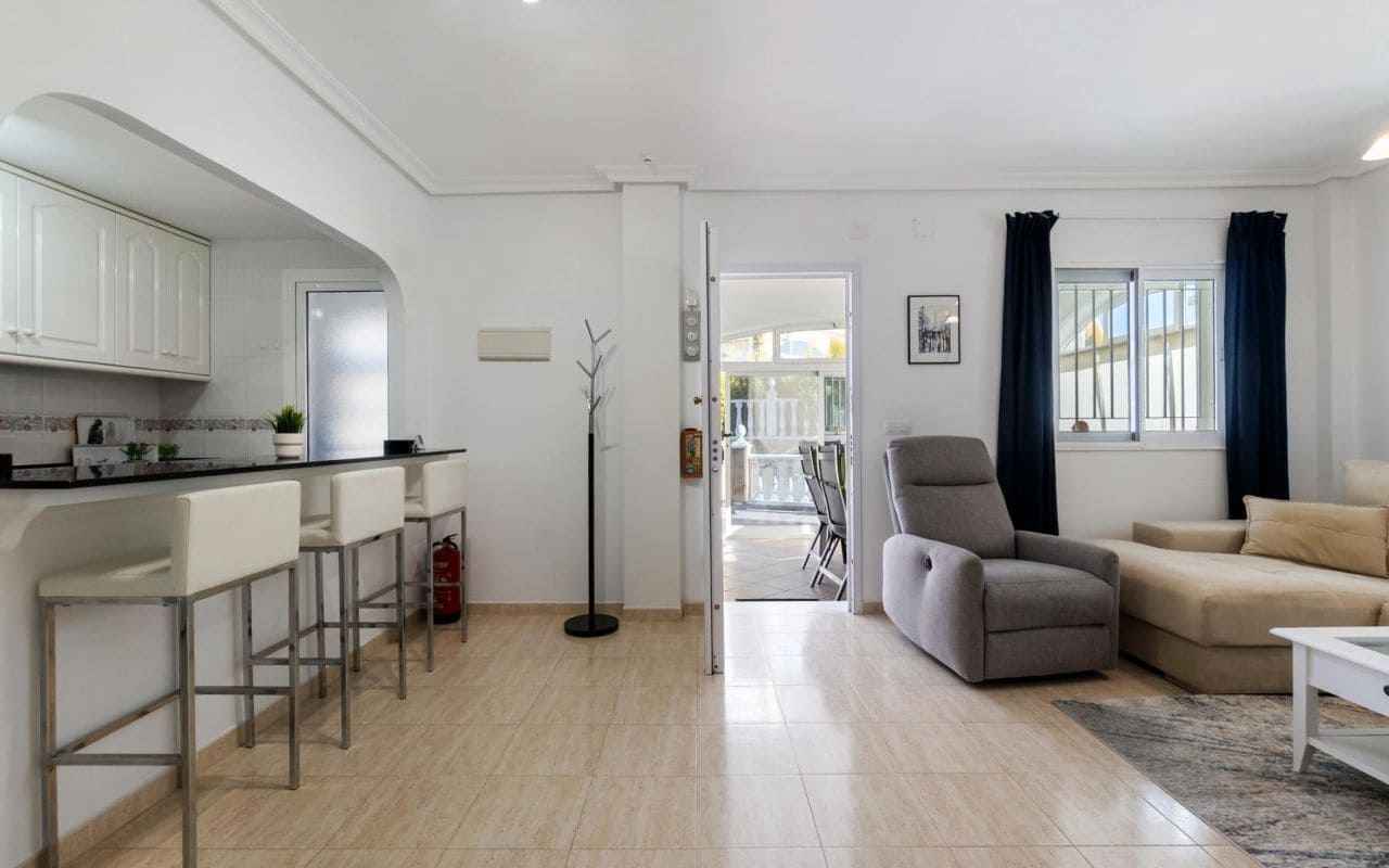 3 makuuhuone Omakotitalo myytävänä paikassa Playa Flamenca mukana uima-altaan - 349 000 € (Ref: 9542045)