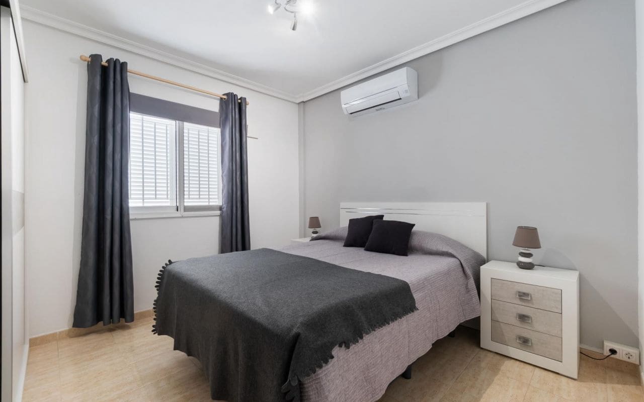 3 makuuhuone Omakotitalo myytävänä paikassa Playa Flamenca mukana uima-altaan - 349 000 € (Ref: 9542045)