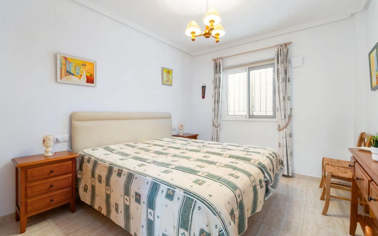 3 makuuhuone Omakotitalo myytävänä paikassa Playa Flamenca mukana uima-altaan - 349 000 € (Ref: 9542045)