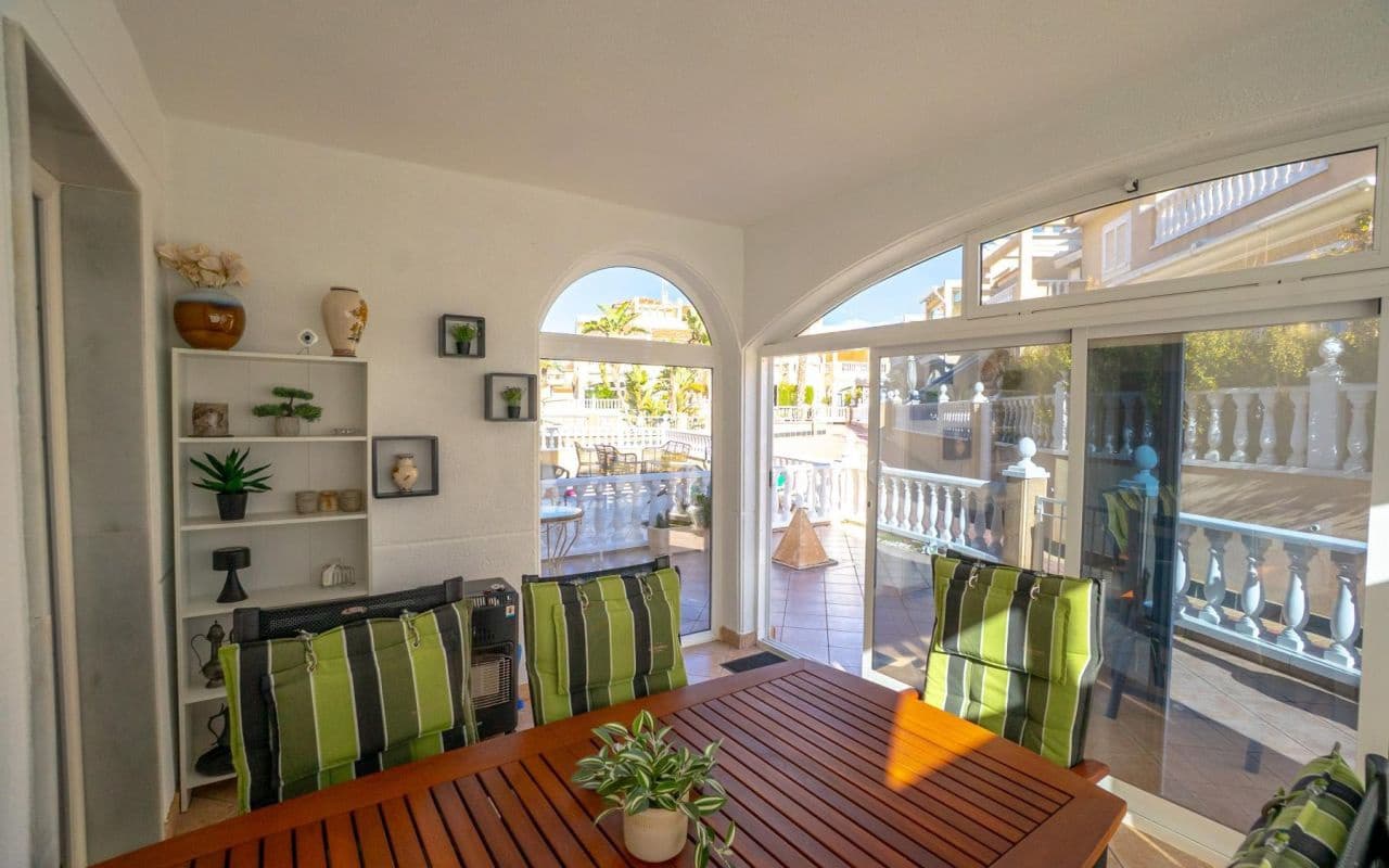 3 makuuhuone Omakotitalo myytävänä paikassa Playa Flamenca mukana uima-altaan - 349 000 € (Ref: 9542045)