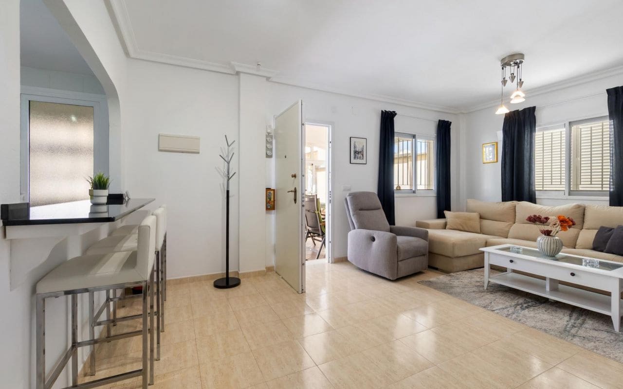 3 makuuhuone Omakotitalo myytävänä paikassa Playa Flamenca mukana uima-altaan - 349 000 € (Ref: 9542045)