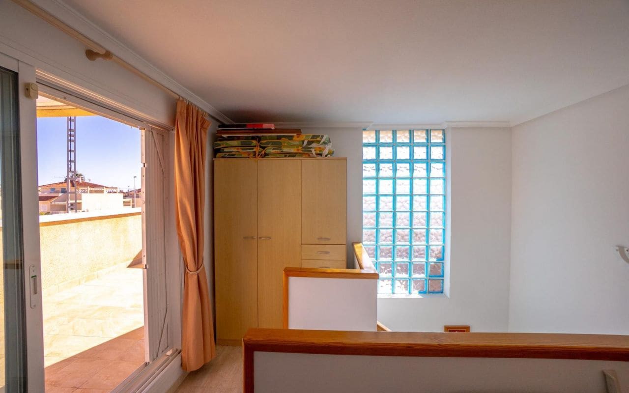 3 makuuhuone Omakotitalo myytävänä paikassa Playa Flamenca mukana uima-altaan - 349 000 € (Ref: 9542045)