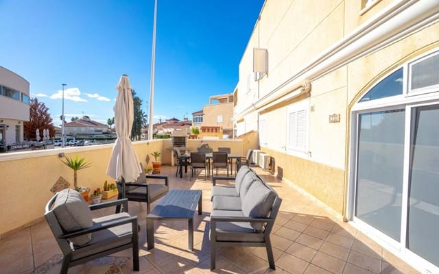 3 makuuhuone Omakotitalo myytävänä paikassa Playa Flamenca, Orihuela mukana uima-altaan - 349 000 € (Ref: 9542045)