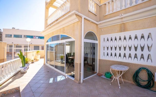 3 makuuhuone Omakotitalo myytävänä paikassa Playa Flamenca, Orihuela mukana uima-altaan - 349 000 € (Ref: 9542045)