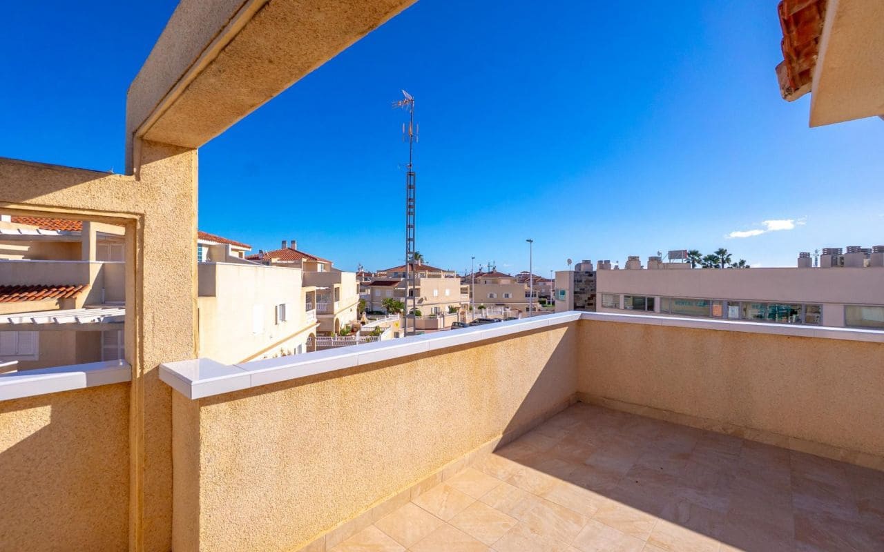 3 makuuhuone Omakotitalo myytävänä paikassa Playa Flamenca mukana uima-altaan - 349 000 € (Ref: 9542045)