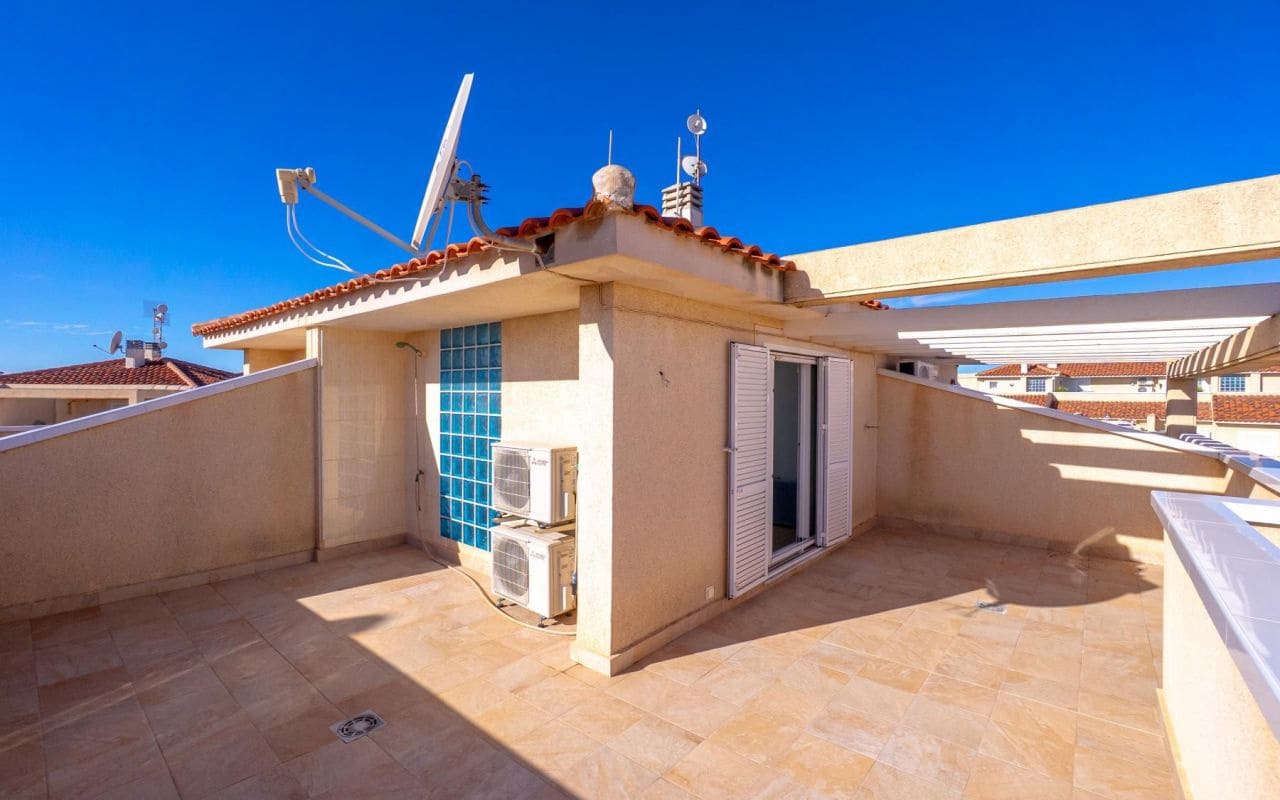 3 makuuhuone Omakotitalo myytävänä paikassa Playa Flamenca mukana uima-altaan - 349 000 € (Ref: 9542045)