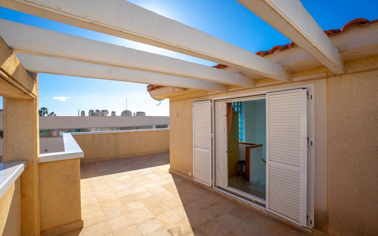 3 makuuhuone Omakotitalo myytävänä paikassa Playa Flamenca mukana uima-altaan - 349 000 € (Ref: 9542045)