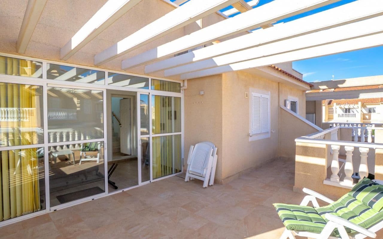 3 makuuhuone Omakotitalo myytävänä paikassa Playa Flamenca mukana uima-altaan - 349 000 € (Ref: 9542045)