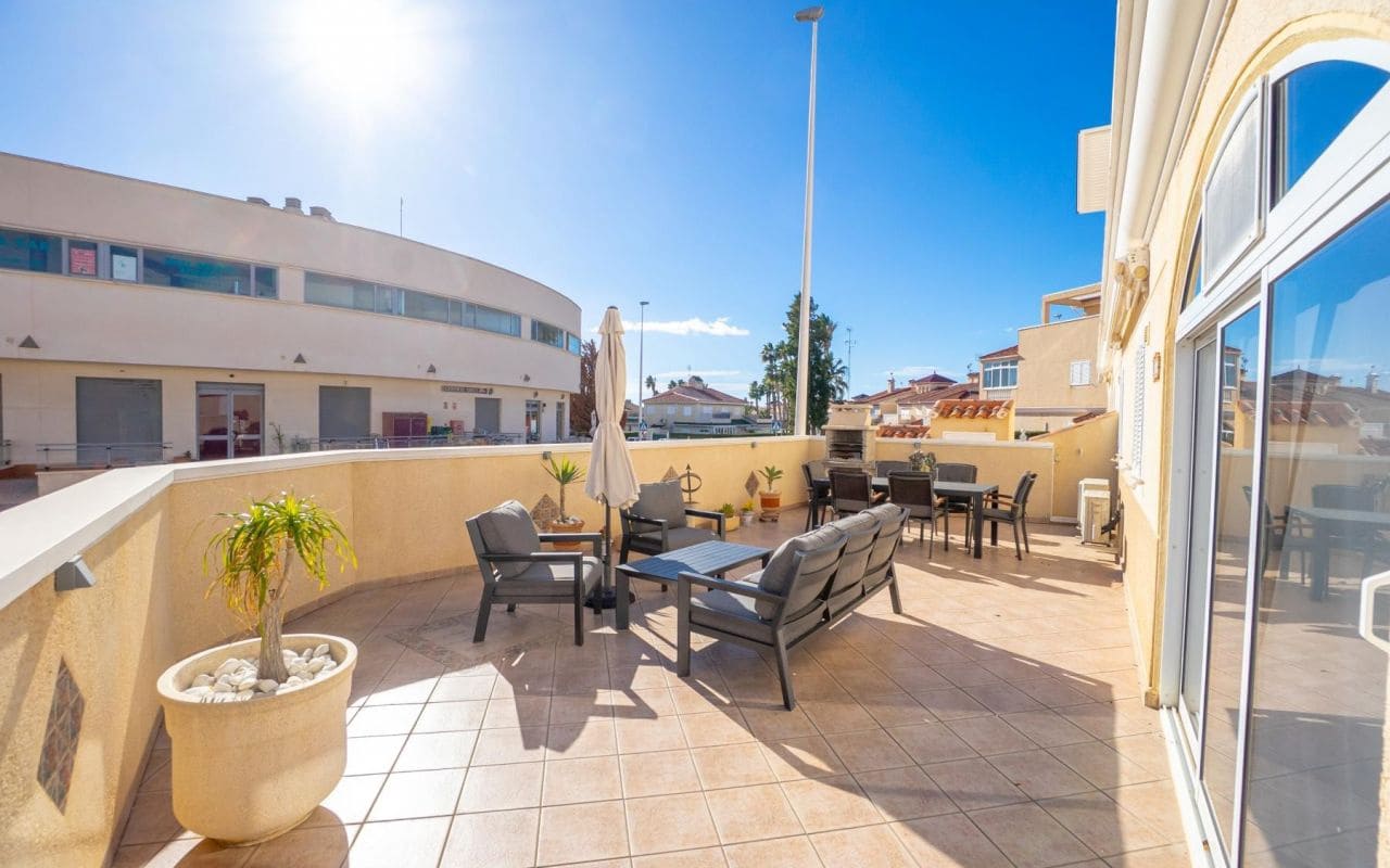 3 makuuhuone Omakotitalo myytävänä paikassa Playa Flamenca mukana uima-altaan - 349 000 € (Ref: 9542045)