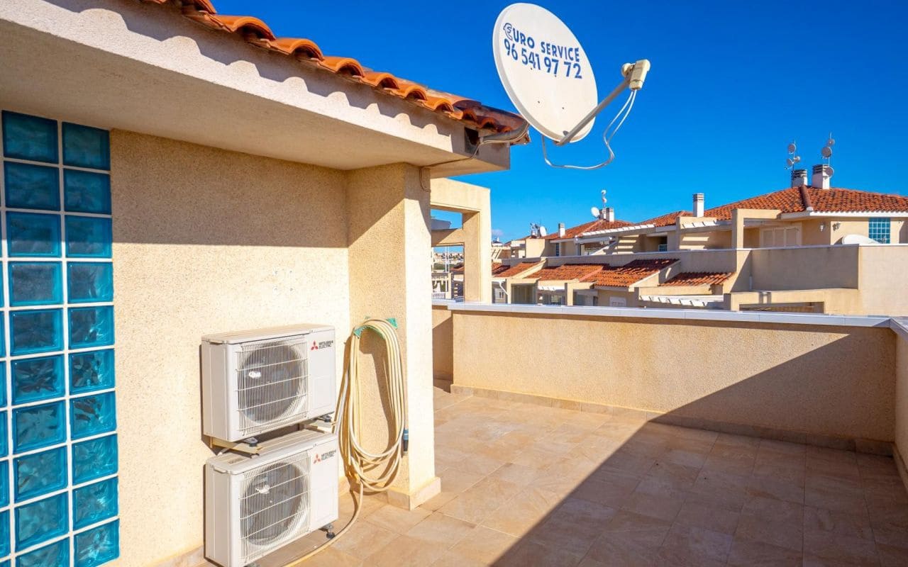 3 makuuhuone Omakotitalo myytävänä paikassa Playa Flamenca mukana uima-altaan - 349 000 € (Ref: 9542045)