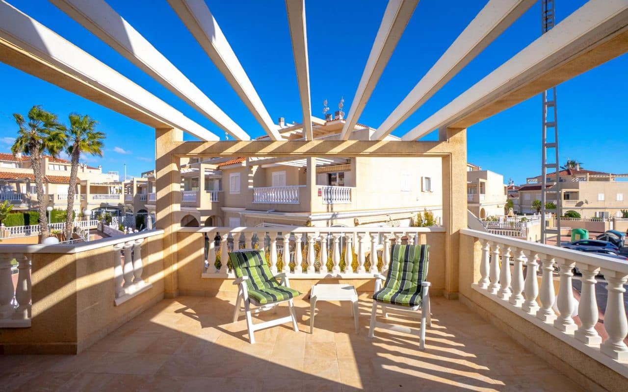 3 makuuhuone Omakotitalo myytävänä paikassa Playa Flamenca mukana uima-altaan - 349 000 € (Ref: 9542045)