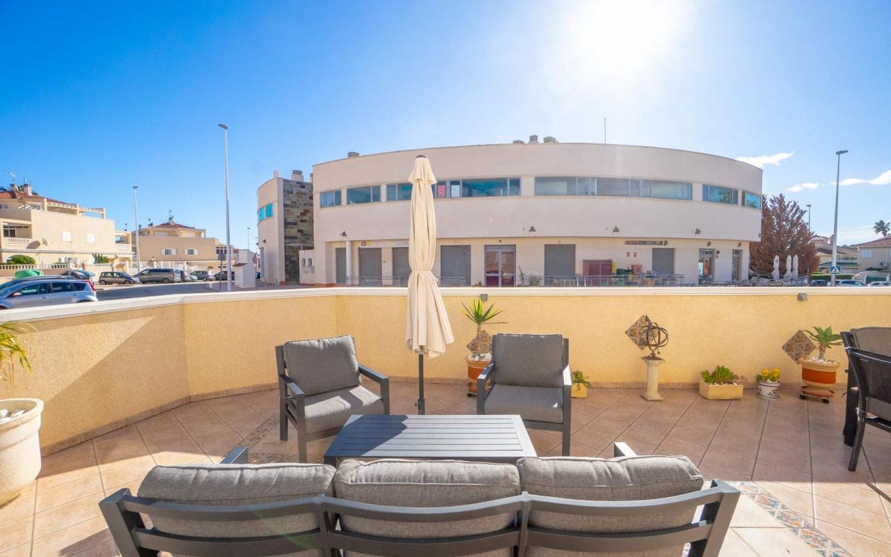 3 makuuhuone Omakotitalo myytävänä paikassa Playa Flamenca mukana uima-altaan - 349 000 € (Ref: 9542045)