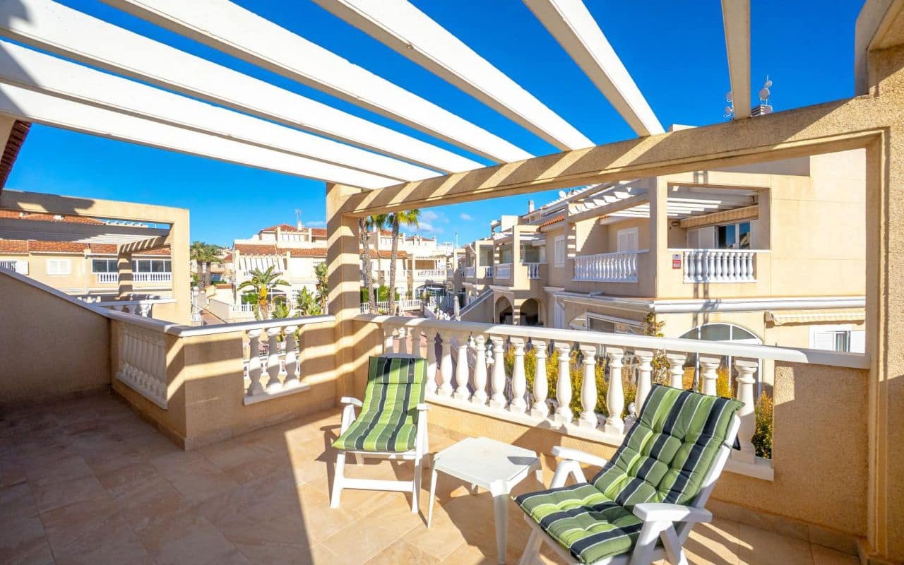 3 makuuhuone Omakotitalo myytävänä paikassa Playa Flamenca mukana uima-altaan - 349 000 € (Ref: 9542045)