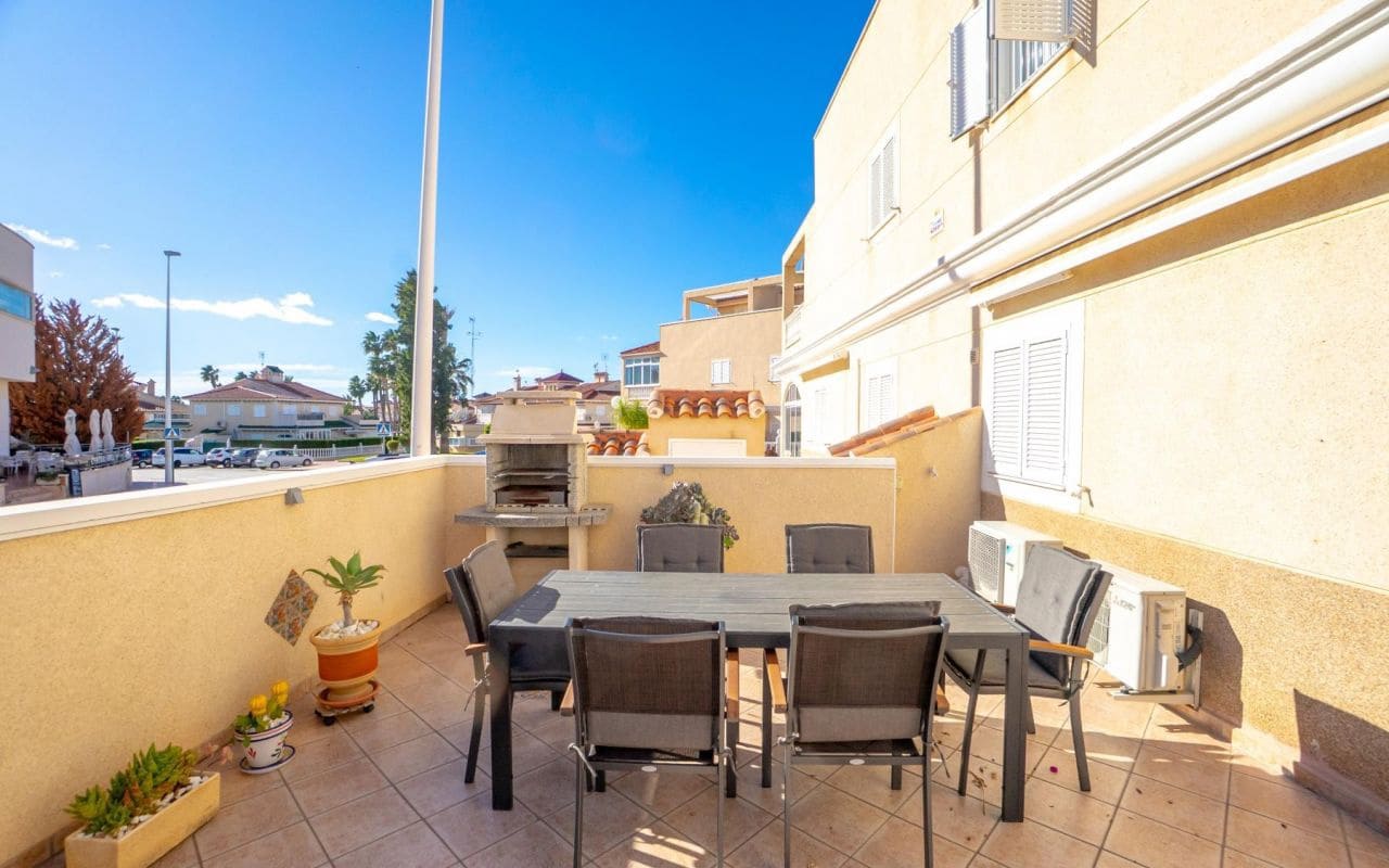 3 makuuhuone Omakotitalo myytävänä paikassa Playa Flamenca mukana uima-altaan - 349 000 € (Ref: 9542045)