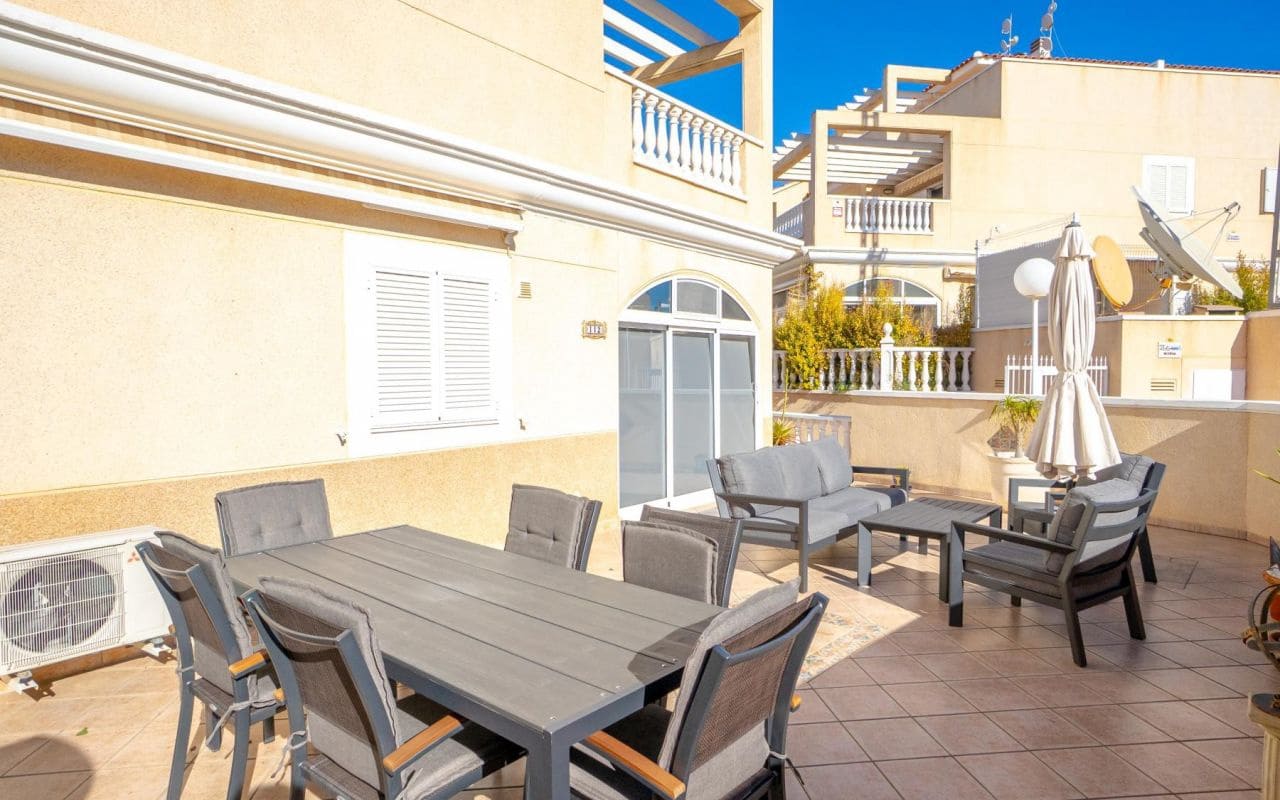 3 makuuhuone Omakotitalo myytävänä paikassa Playa Flamenca mukana uima-altaan - 349 000 € (Ref: 9542045)