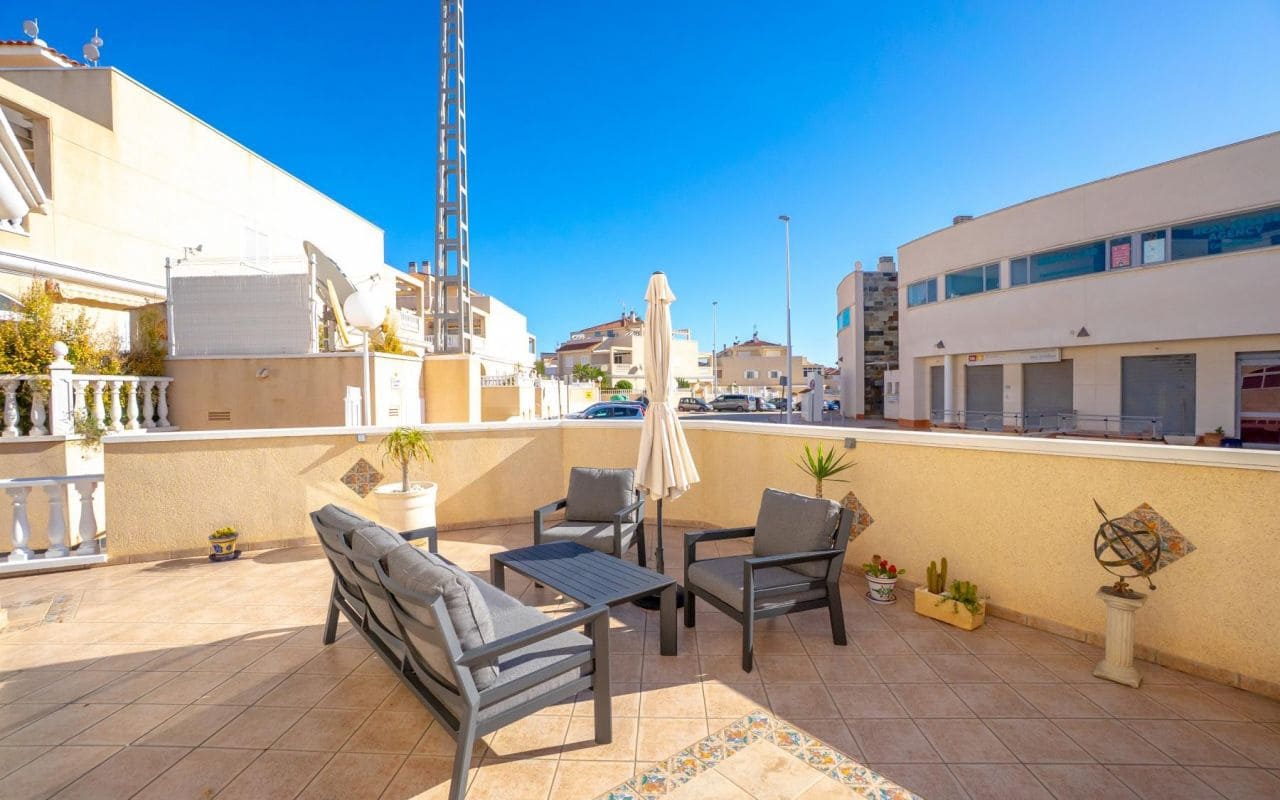 3 makuuhuone Omakotitalo myytävänä paikassa Playa Flamenca mukana uima-altaan - 349 000 € (Ref: 9542045)