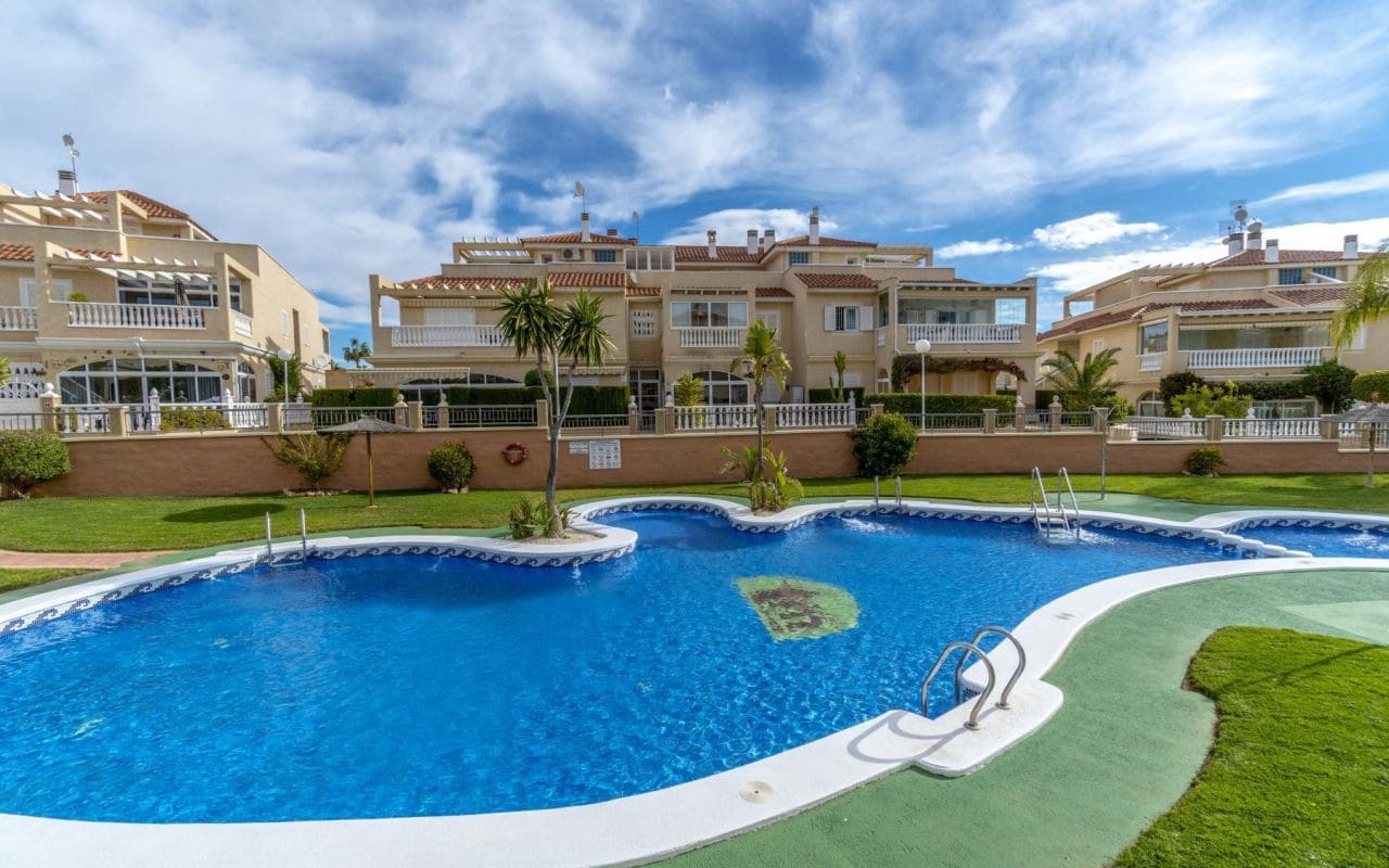 3 makuuhuone Omakotitalo myytävänä paikassa Playa Flamenca mukana uima-altaan - 349 000 € (Ref: 9542045)