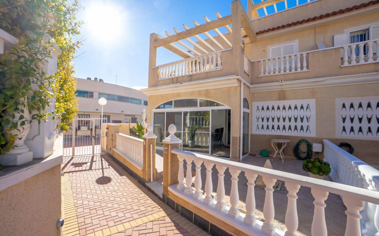 3 makuuhuone Omakotitalo myytävänä paikassa Playa Flamenca mukana uima-altaan - 349 000 € (Ref: 9542045)