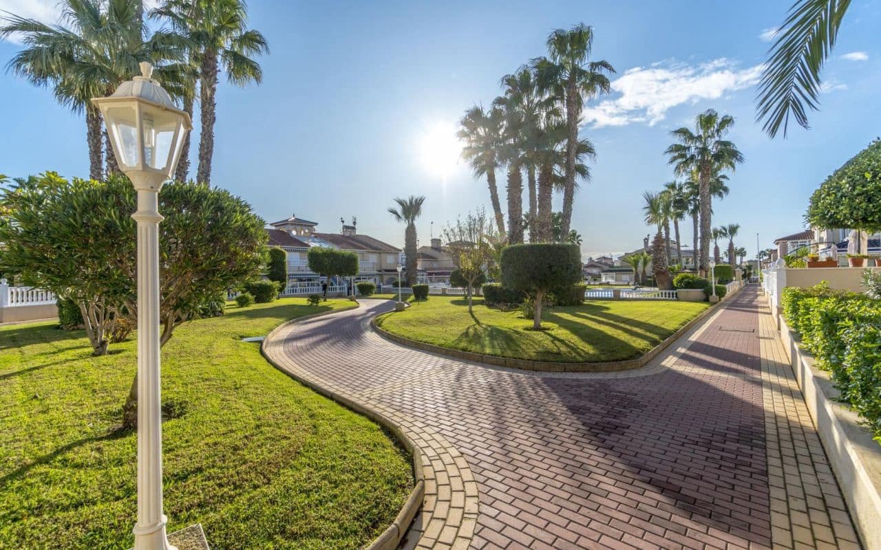 3 makuuhuone Omakotitalo myytävänä paikassa Playa Flamenca mukana uima-altaan - 349 000 € (Ref: 9542045)