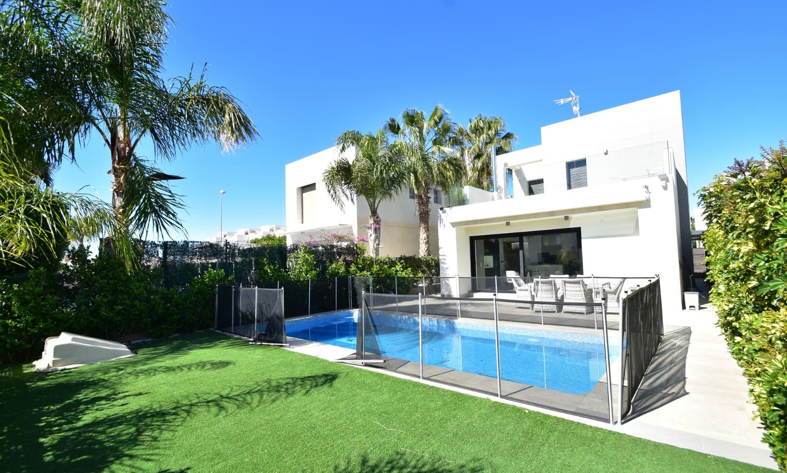 3 slaapkamer Villa te koop in Ciudad Quesada met zwembad - € 459.000 (Ref: 9628002)