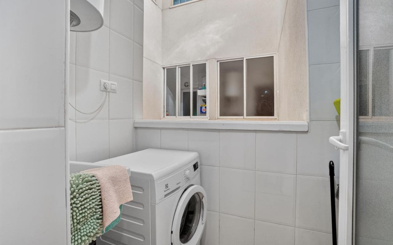 2 Zimmer Apartment zu verkaufen in Playa Flamenca mit Pool - 215.000 € (Ref: 9642454)