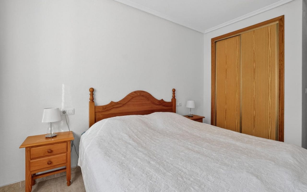 2 Zimmer Apartment zu verkaufen in Playa Flamenca mit Pool - 215.000 € (Ref: 9642454)