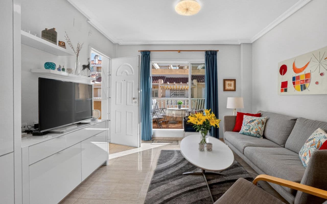 2 Zimmer Apartment zu verkaufen in Playa Flamenca mit Pool - 215.000 € (Ref: 9642454)