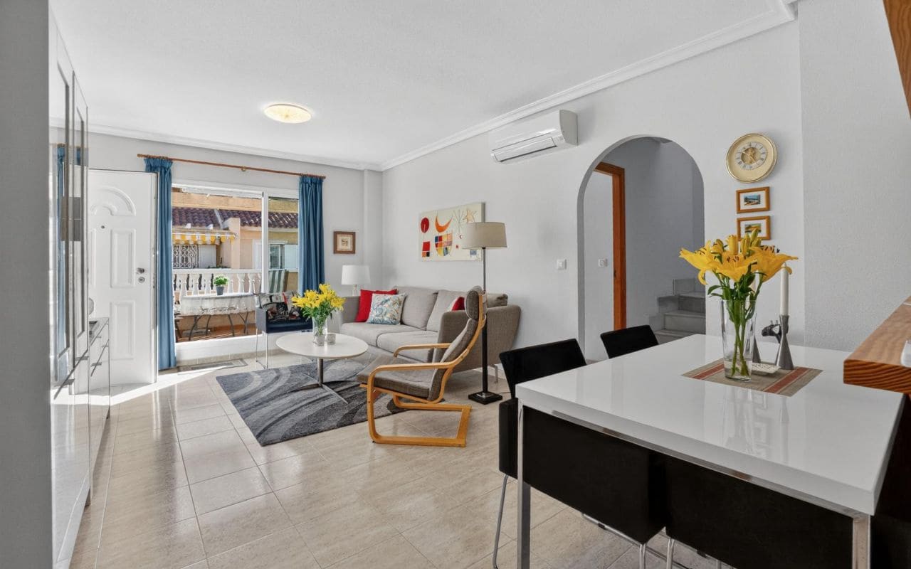 2 Zimmer Apartment zu verkaufen in Playa Flamenca mit Pool - 215.000 € (Ref: 9642454)