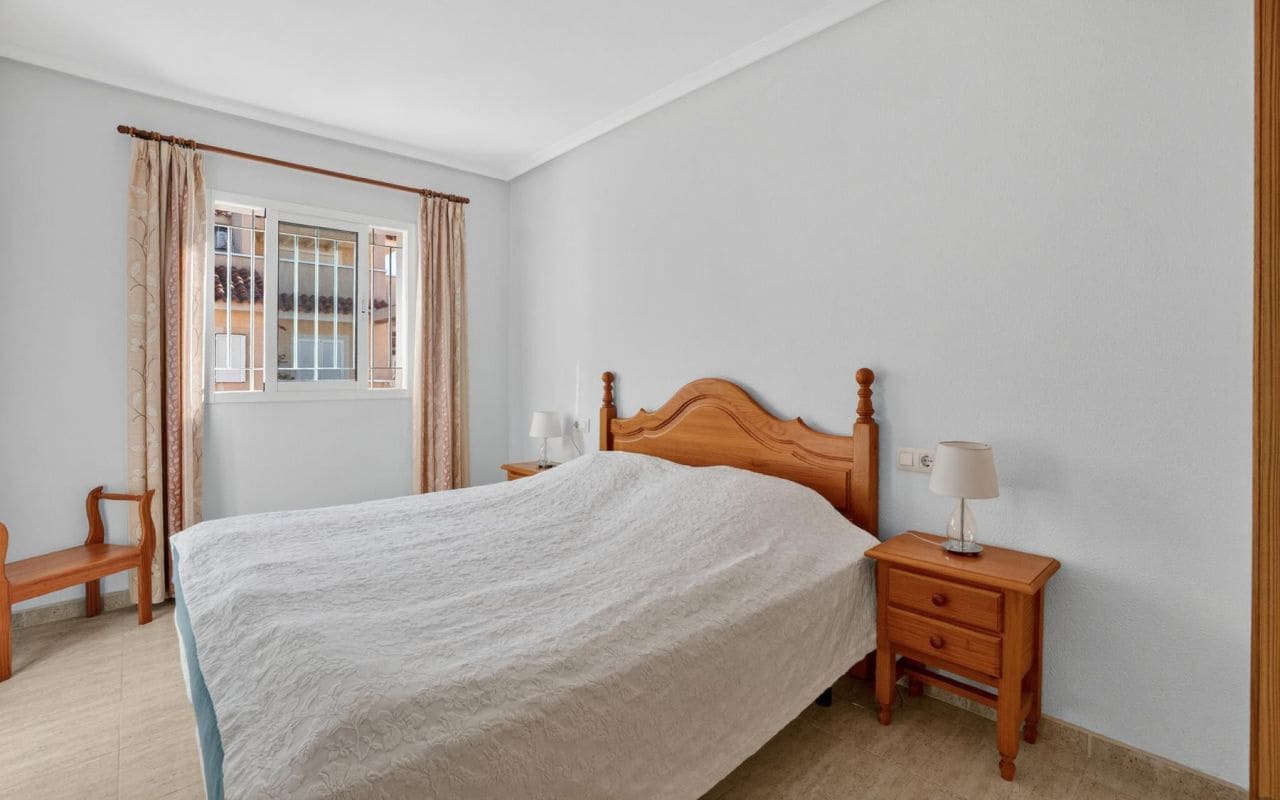 2 Zimmer Apartment zu verkaufen in Playa Flamenca mit Pool - 215.000 € (Ref: 9642454)