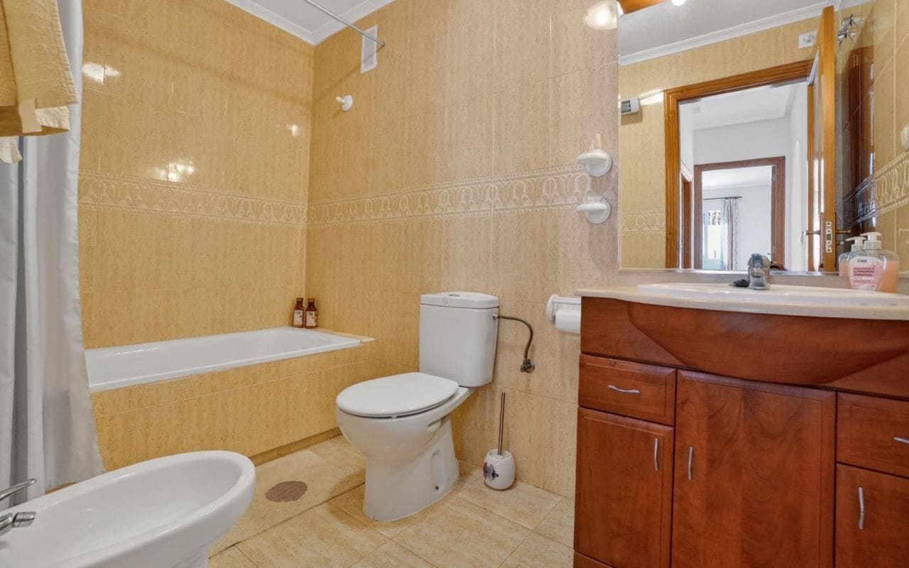 2 Zimmer Apartment zu verkaufen in Playa Flamenca mit Pool - 215.000 € (Ref: 9642454)