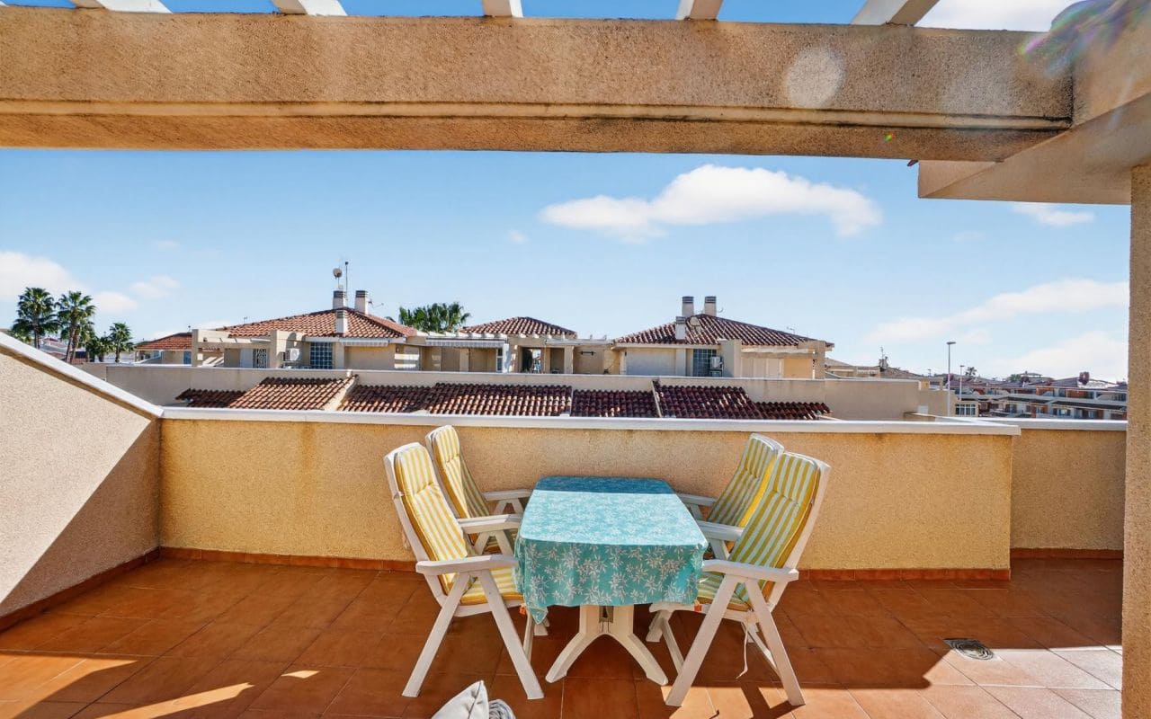 2 Zimmer Apartment zu verkaufen in Playa Flamenca mit Pool - 215.000 € (Ref: 9642454)