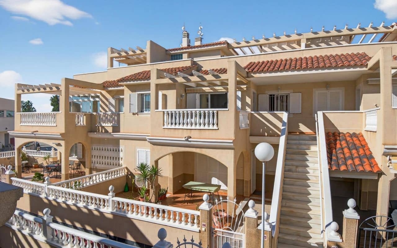 2 Zimmer Apartment zu verkaufen in Playa Flamenca mit Pool - 215.000 € (Ref: 9642454)