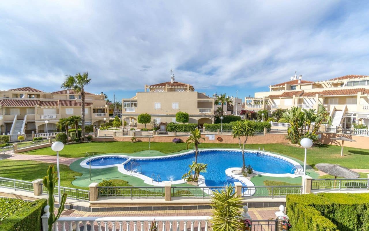 2 Zimmer Apartment zu verkaufen in Playa Flamenca mit Pool - 215.000 € (Ref: 9642454)