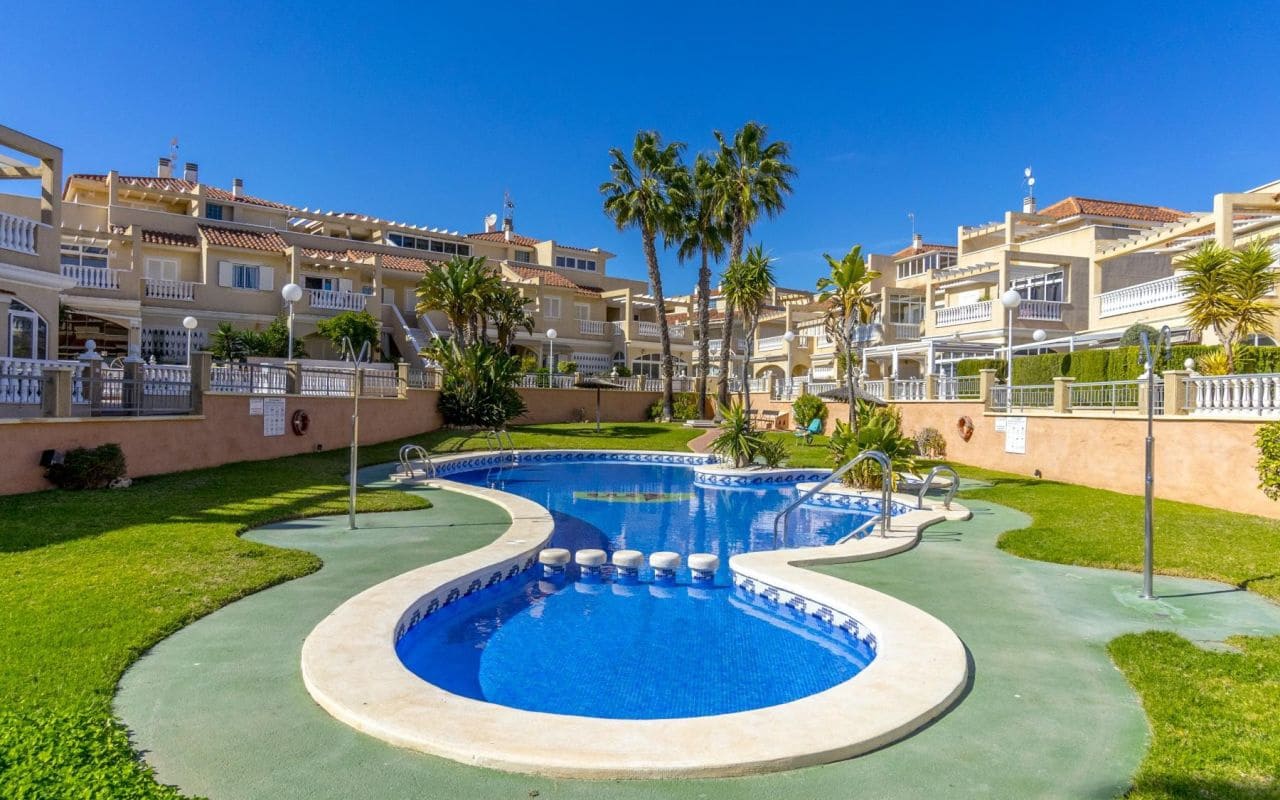 2 Zimmer Apartment zu verkaufen in Playa Flamenca mit Pool - 215.000 € (Ref: 9642454)