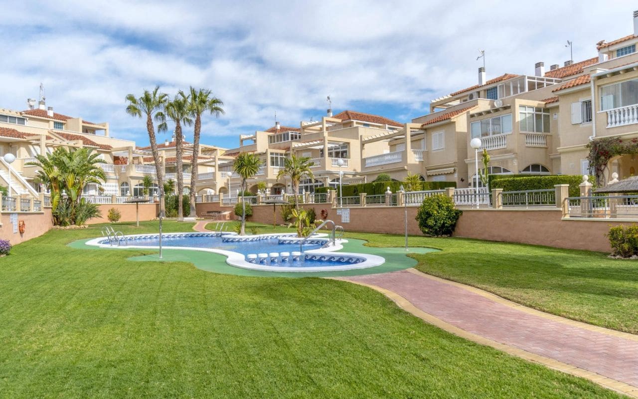 2 Zimmer Apartment zu verkaufen in Playa Flamenca mit Pool - 215.000 € (Ref: 9642454)