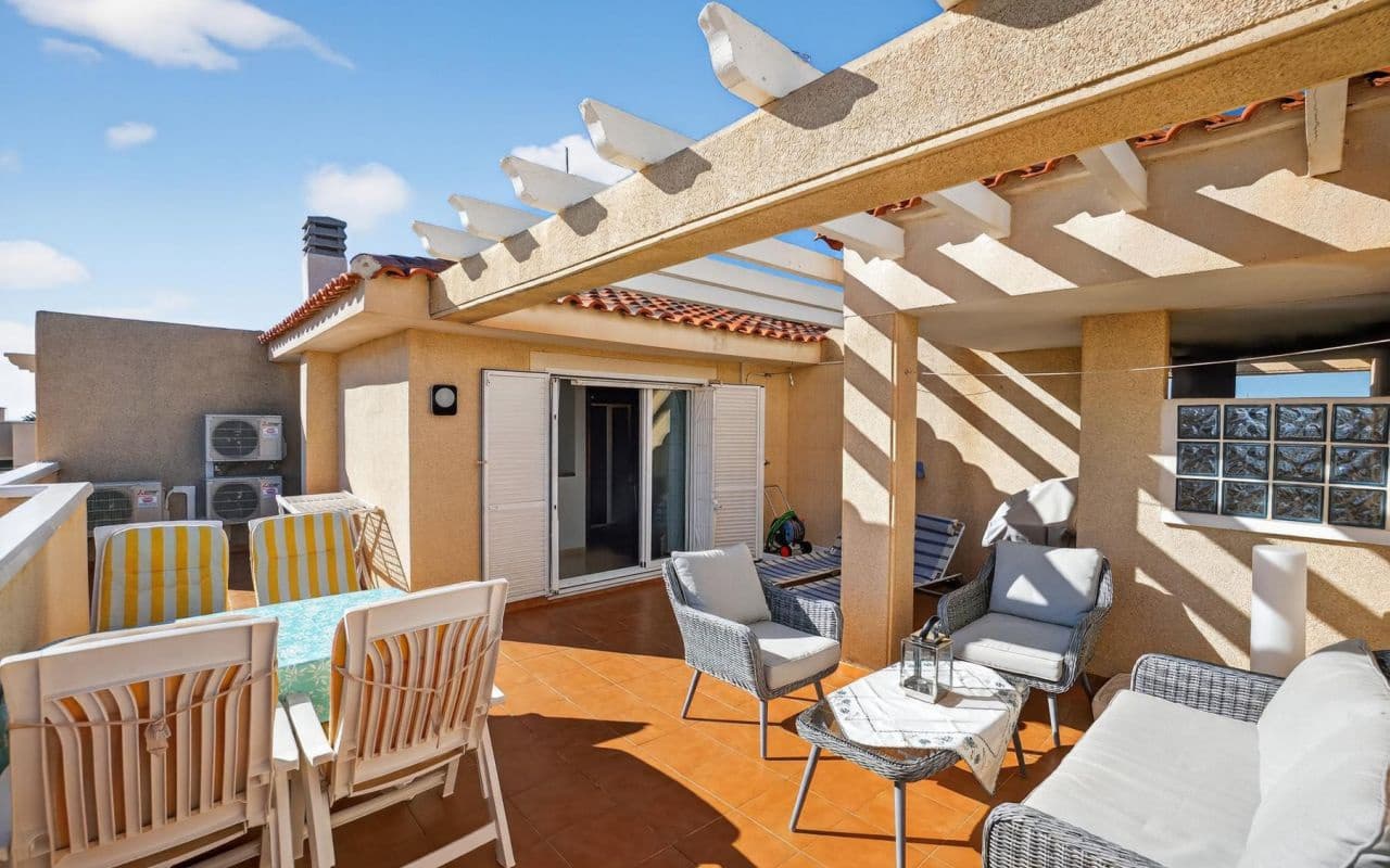 2 Zimmer Apartment zu verkaufen in Playa Flamenca mit Pool - 215.000 € (Ref: 9642454)